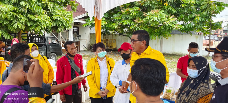 Dibuka Parisman Ihwan, Golkar Gelar Pasar Murah Untuk Warga Mentangor Kulim